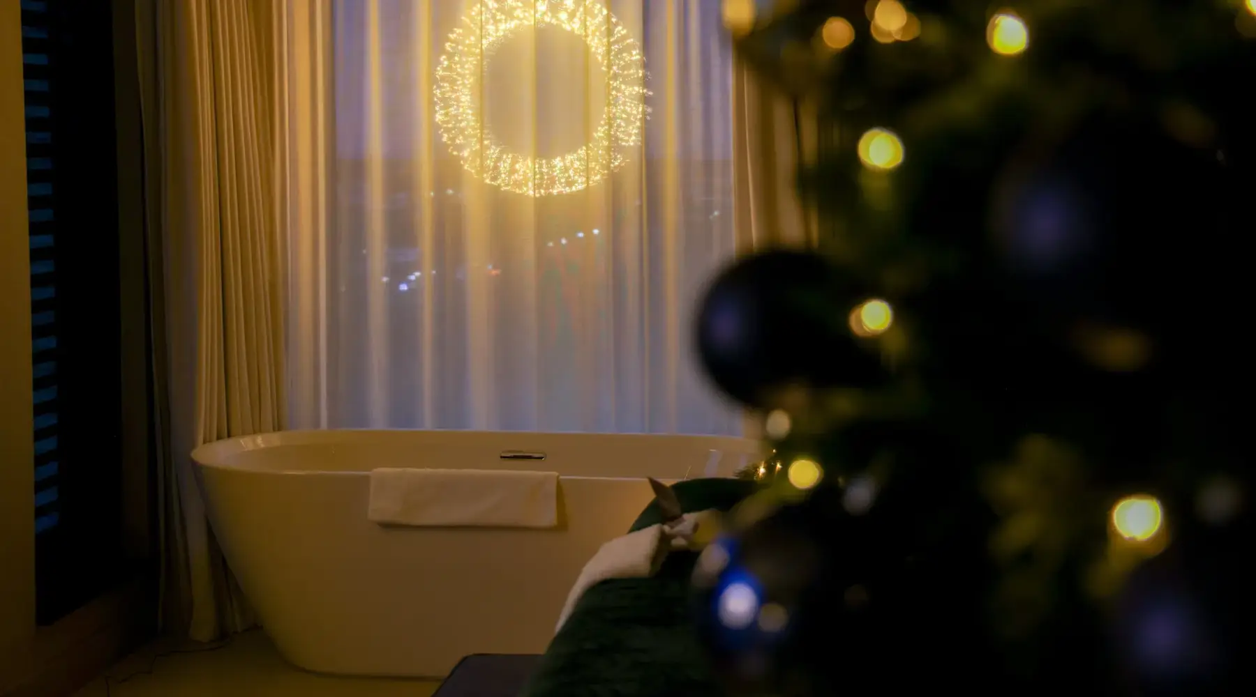 Winterliche Atmosphäre im Hotelzimmer