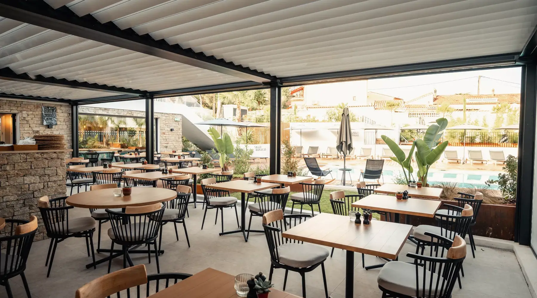 The pool bar of Hotel Bloom