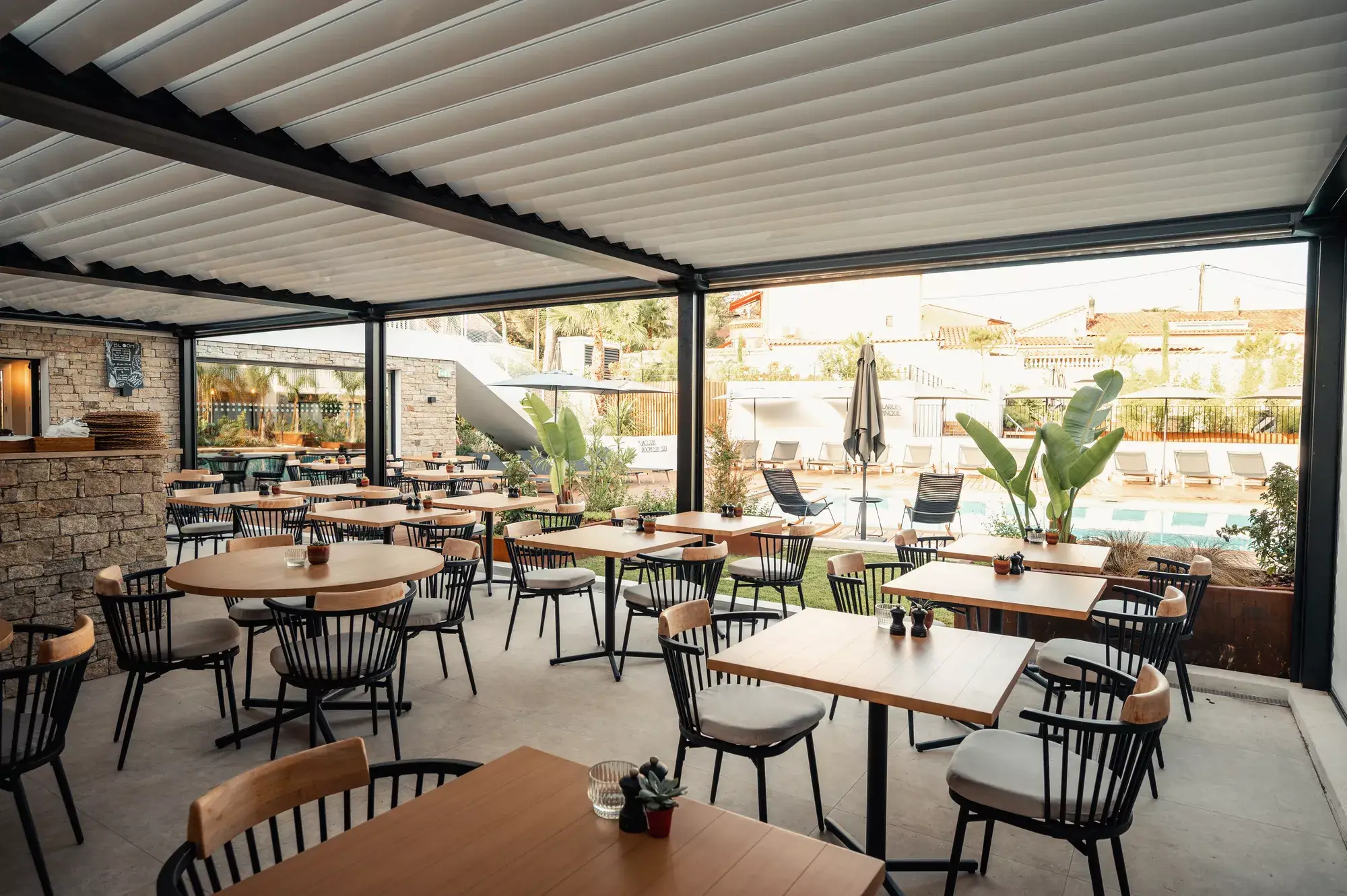 Le bar de la piscine de l'Hôtel Bloom