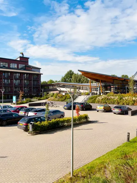 Hotelaanzicht Drachten met parkeerplaatsen