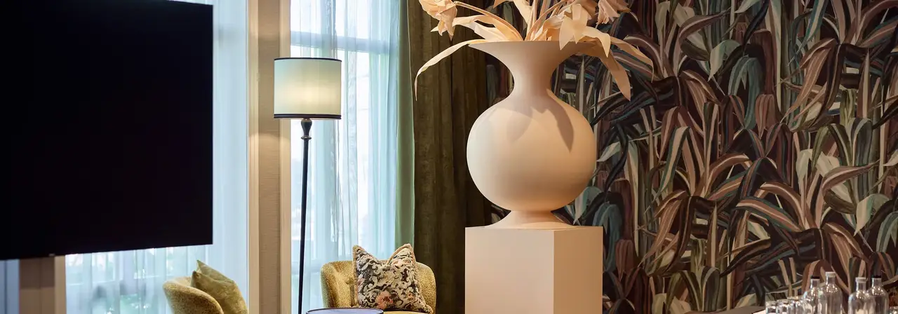 Detailfoto van een zitje, scherm en decoratie in Vergaderzaal Tulp 7, cabaret 6 opstelling
