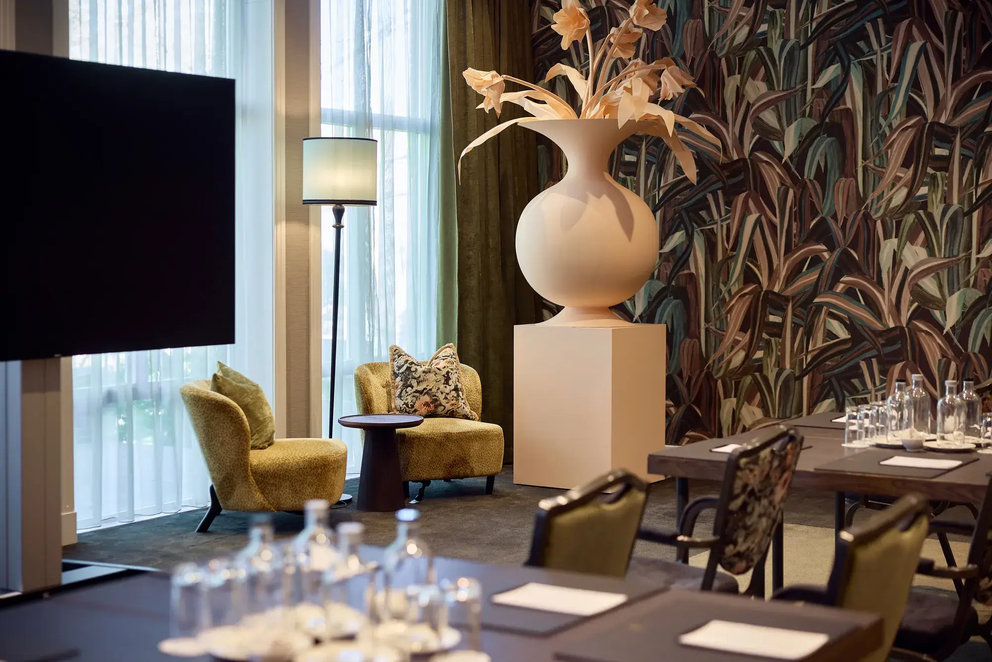 Detailfoto van een zitje, scherm en decoratie in Vergaderzaal Tulp 7, cabaret 6 opstelling