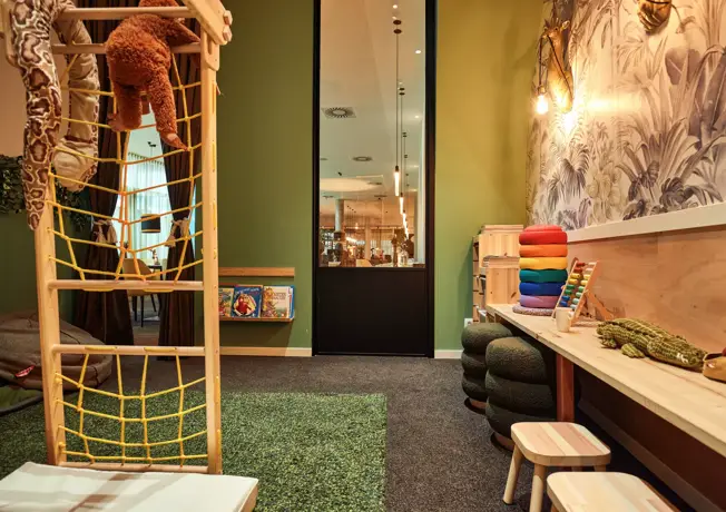 Femme avec enfant dans le coin enfant