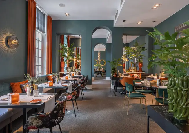 Stimmungsvolle Einrichtung mit dunklen Wänden im Restaurant Cruydenhove im Hotel Brugge-Oostkamp