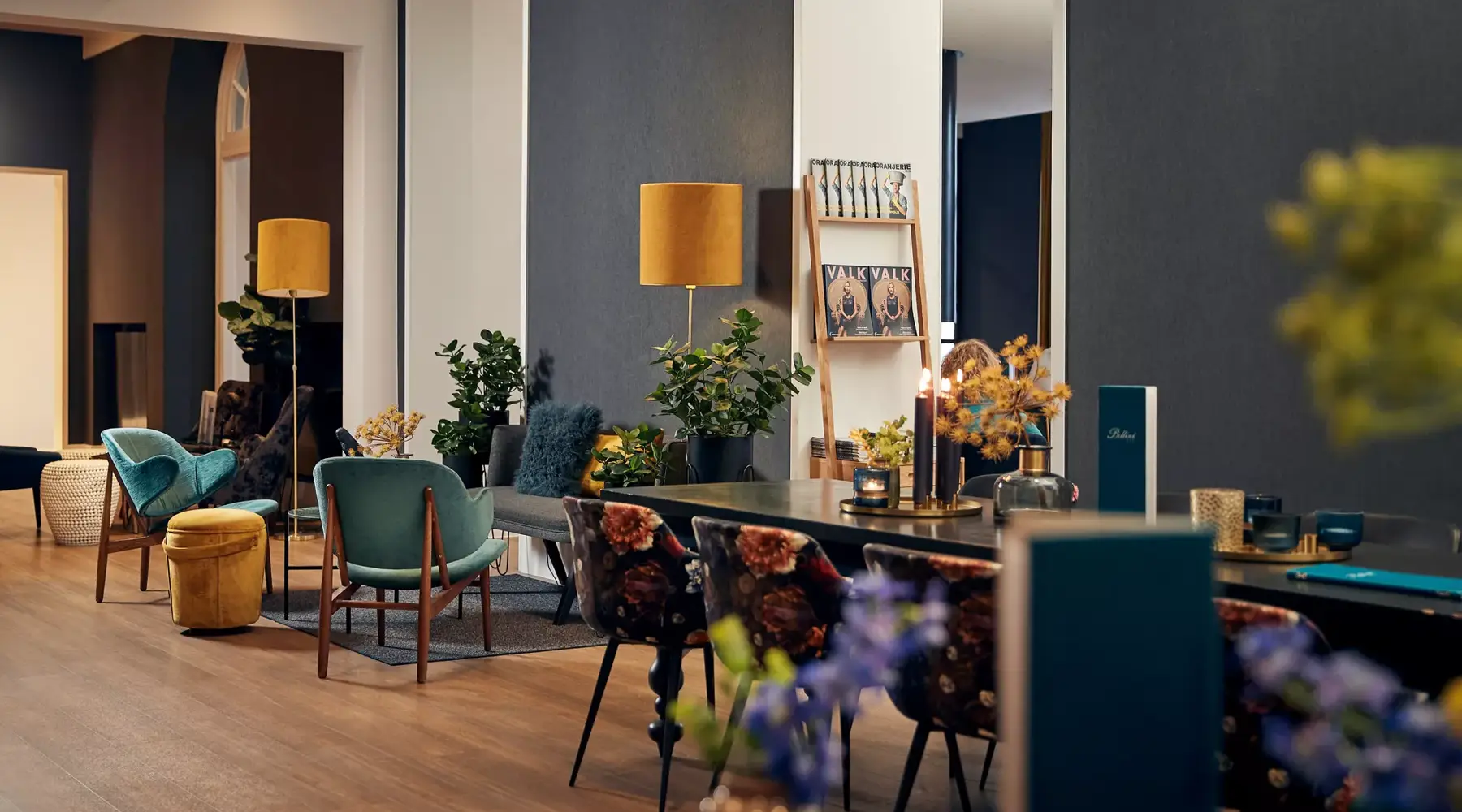 De bar met stoelen en banken. 