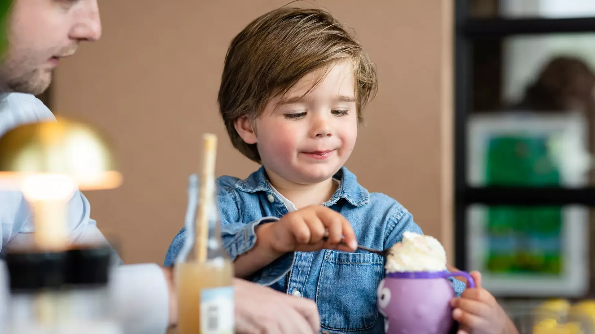 Kind geniet van warme chocolademelk