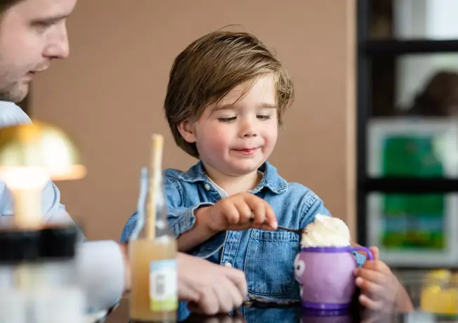 Kind geniet van warme chocolademelk