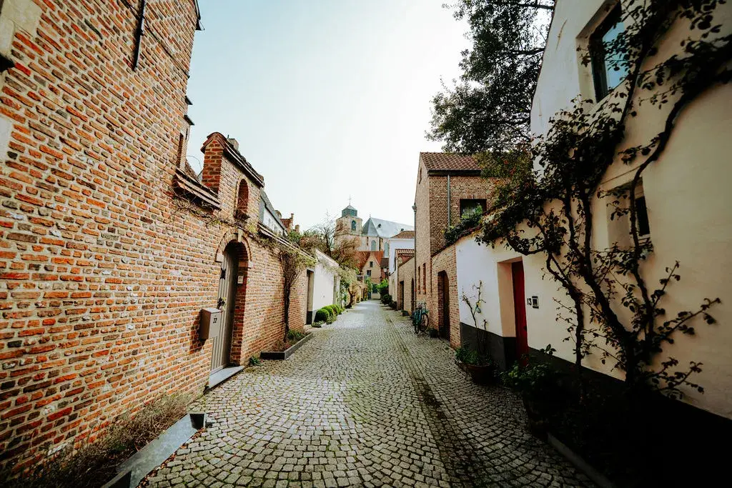 Eine gemütliche Straße im Großen Beginenhof