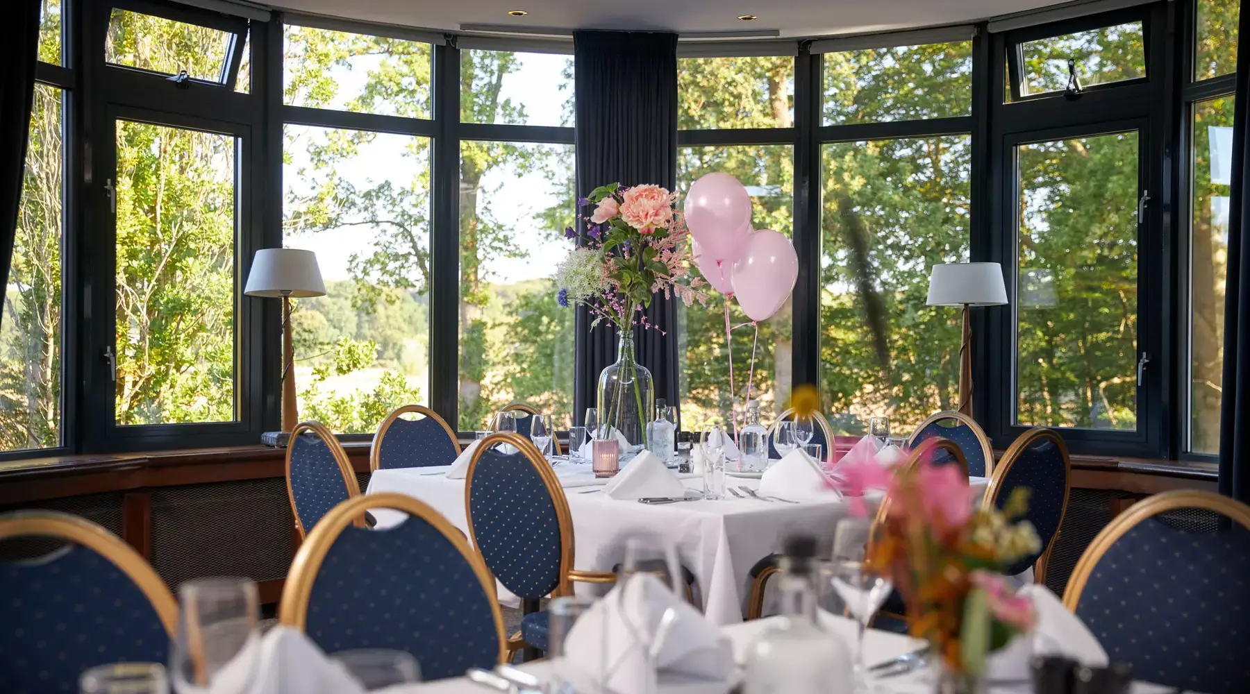 Feestzaal met ballonnen