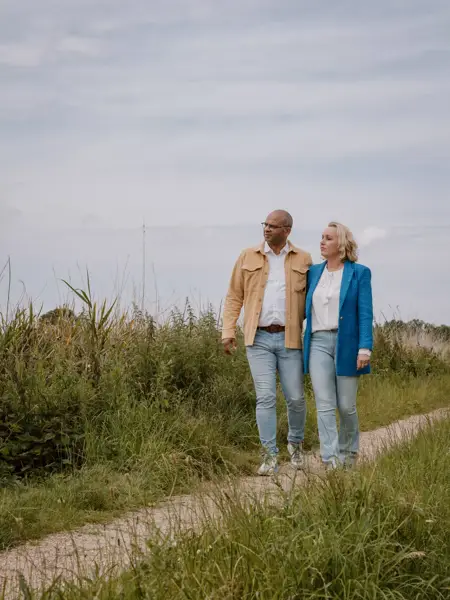 wandelend stel door de natuur
