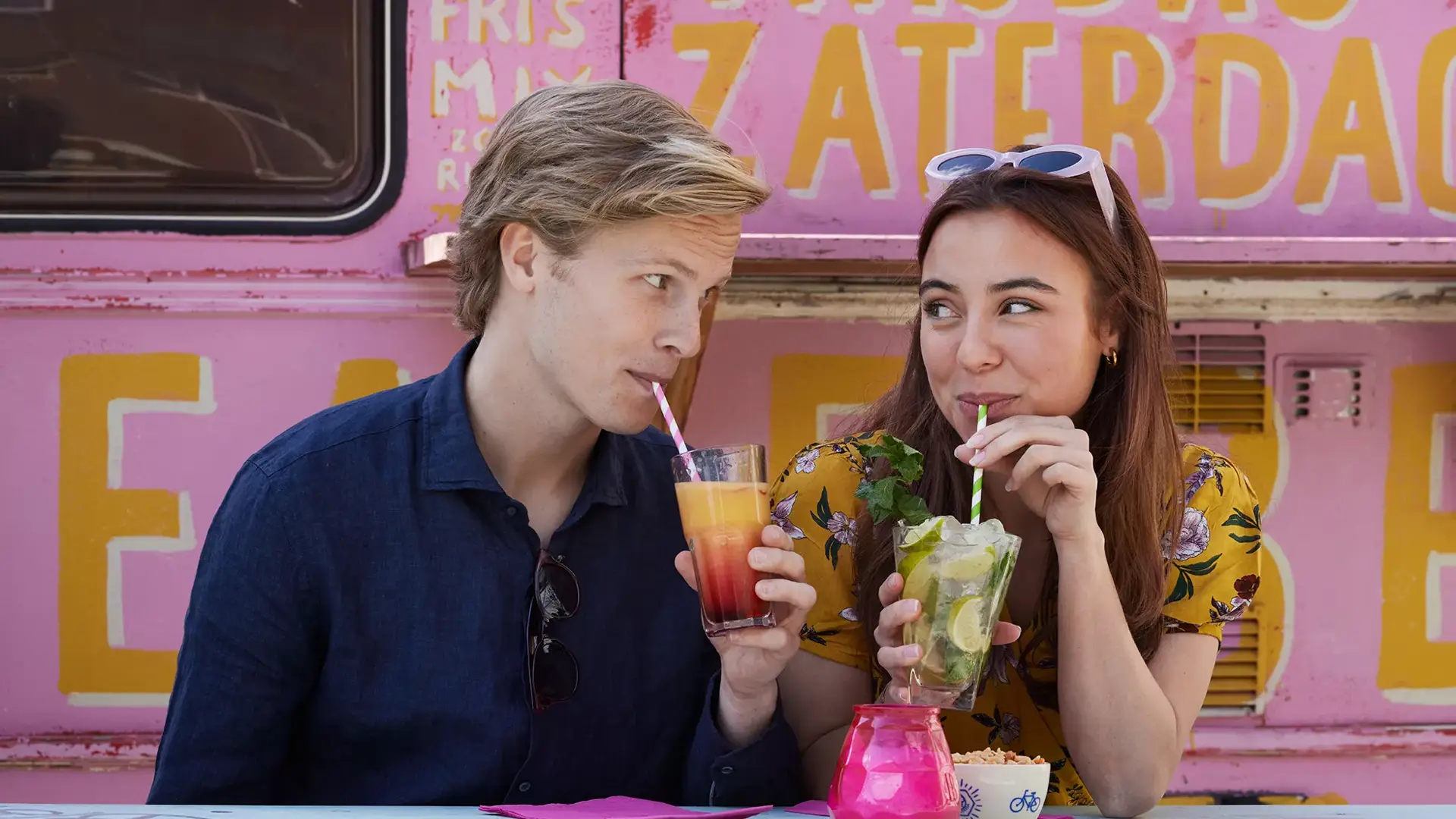 Koppel in het zomer met cocktails