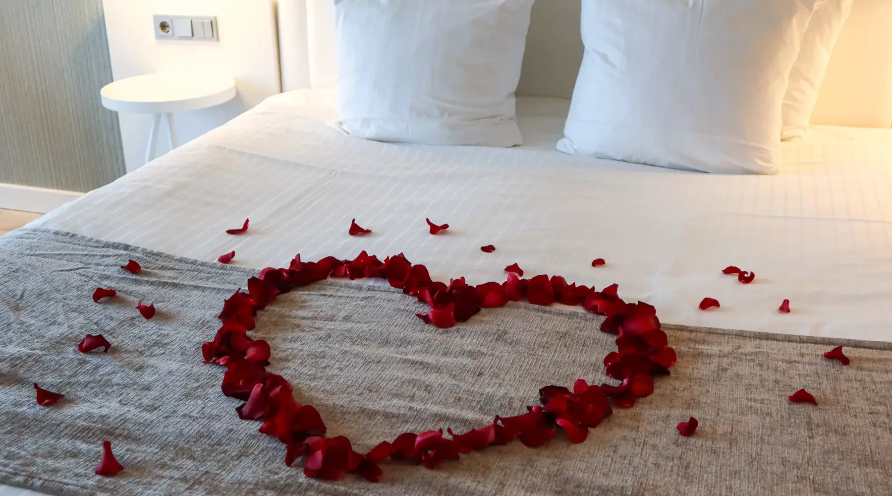 Rozenblaadjes op een bed