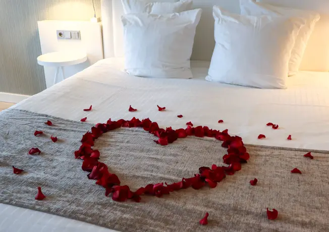 Rozenblaadjes op een bed