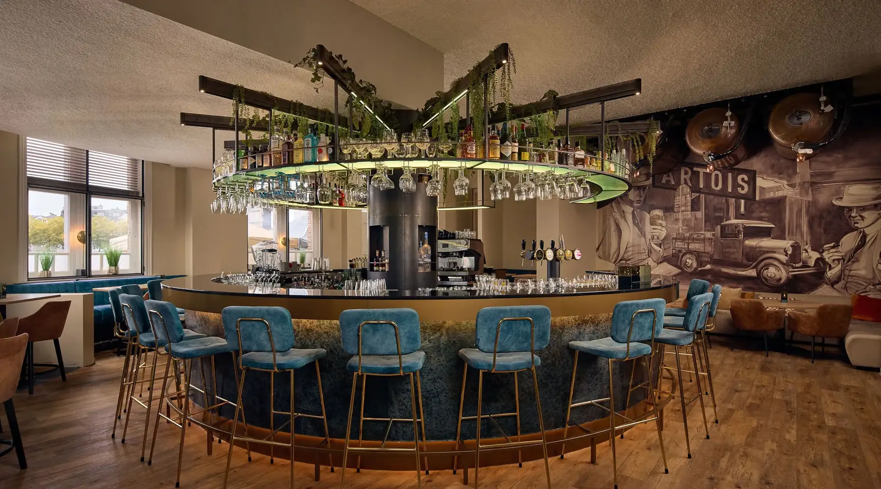 Übersichtsfoto der Bar mit rundem Tresen in der Mitte