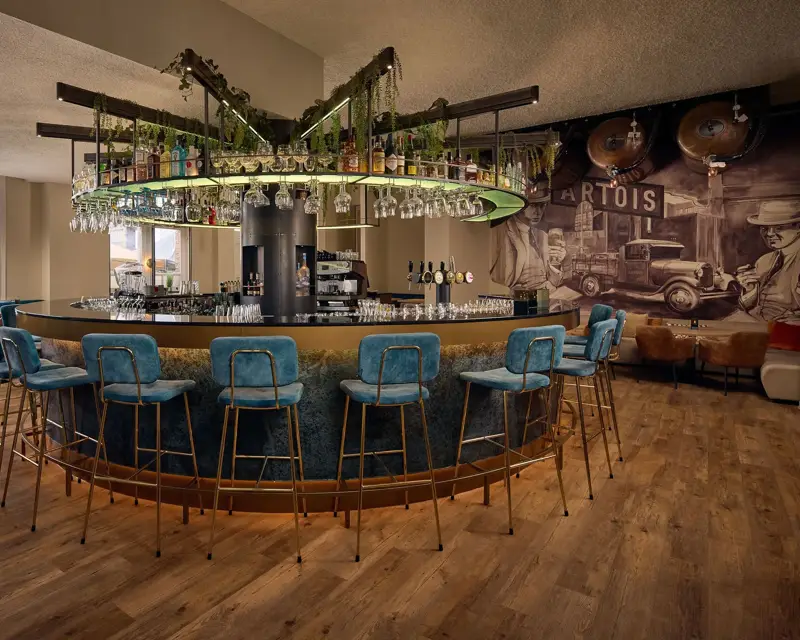 overzichtsfoto van de bar met ronde toog in het midden