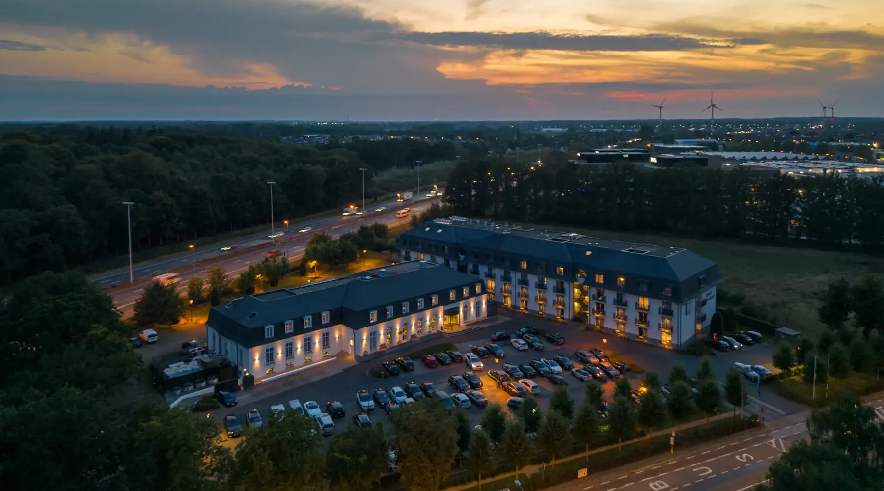 Luchtfoto van Hotel Brugge-Oostkamp