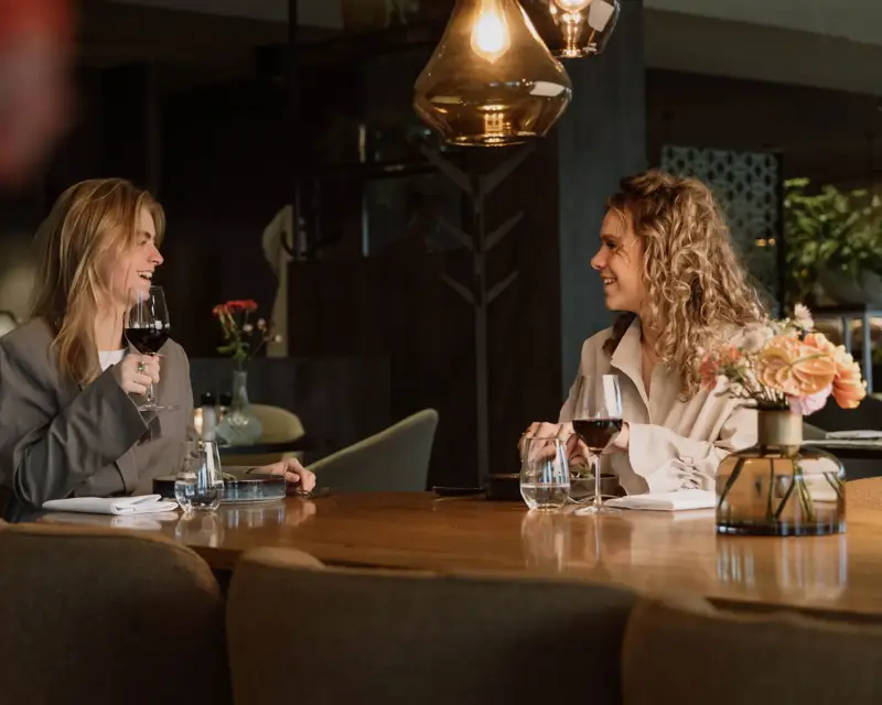 Zwei Damen beim Abendessen am Tisch