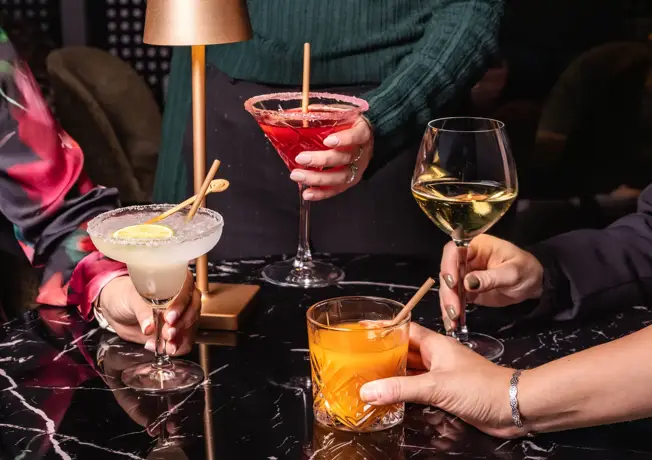 Des gens qui boivent au bar