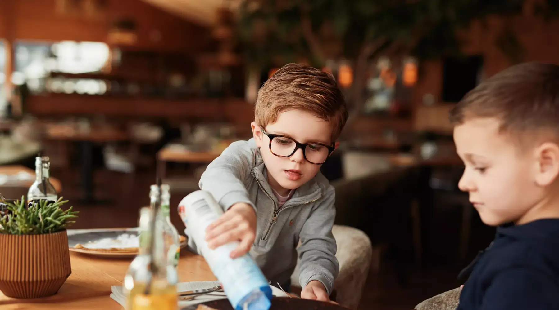 Mutter und Sohn zusammen im Restaurant des Hotels Drachten.