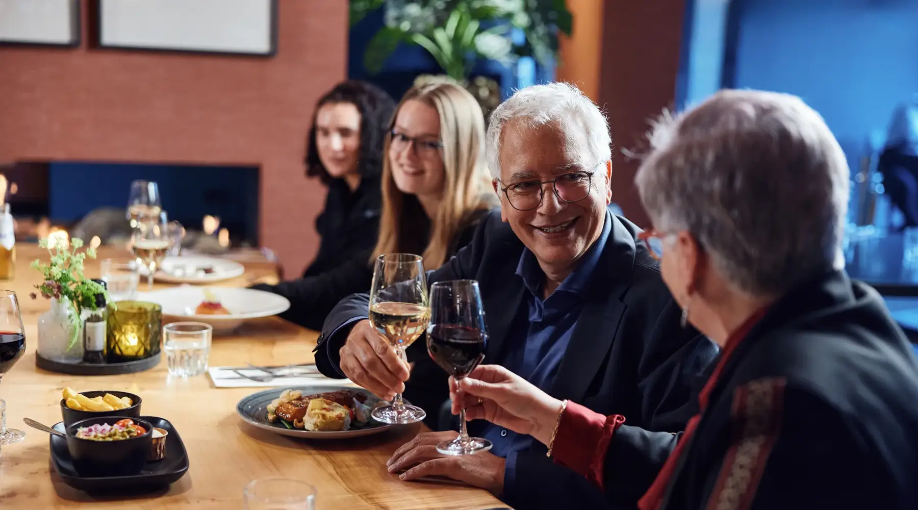 Proostende mensen aan tafel