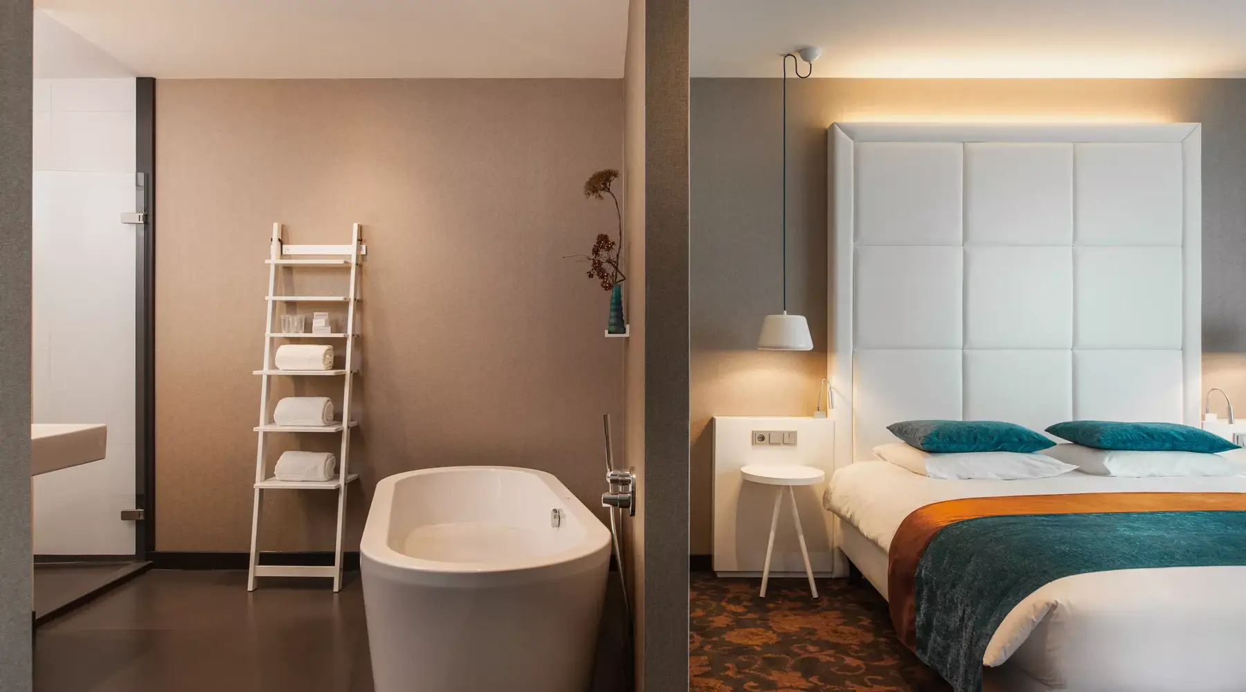 Hotelkamer met bed en bad