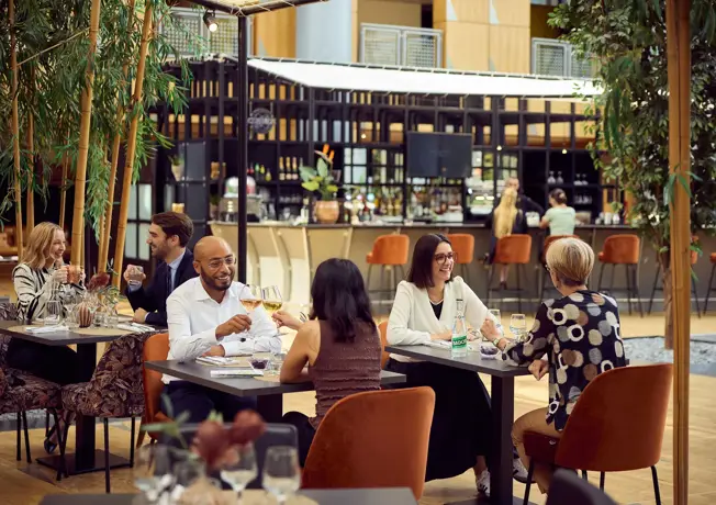 Femme sur la terrasse du restaurant Apollo