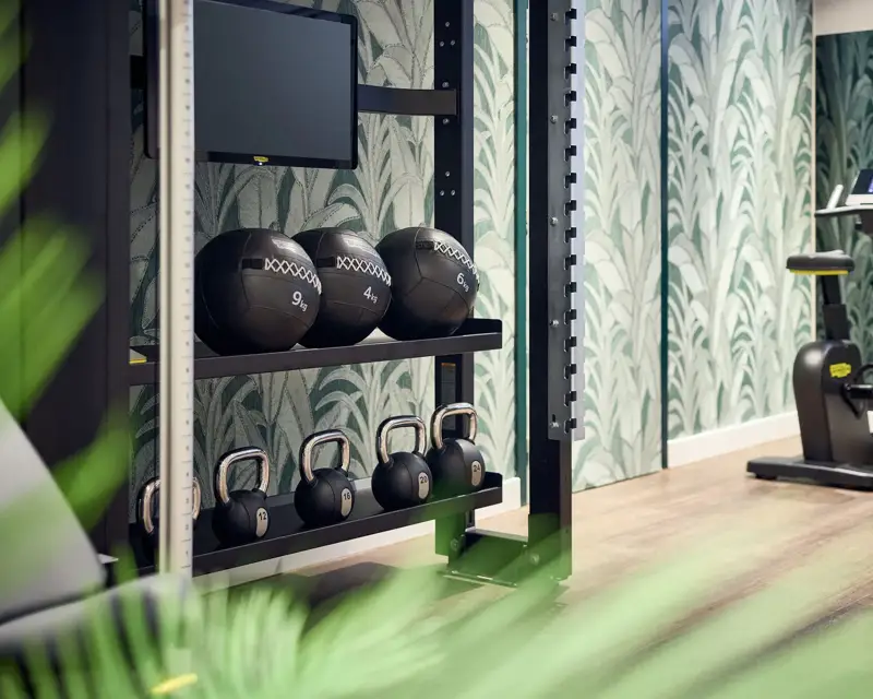 Fitness ruimte van het hotel. Met fiets en gewichtsballen.