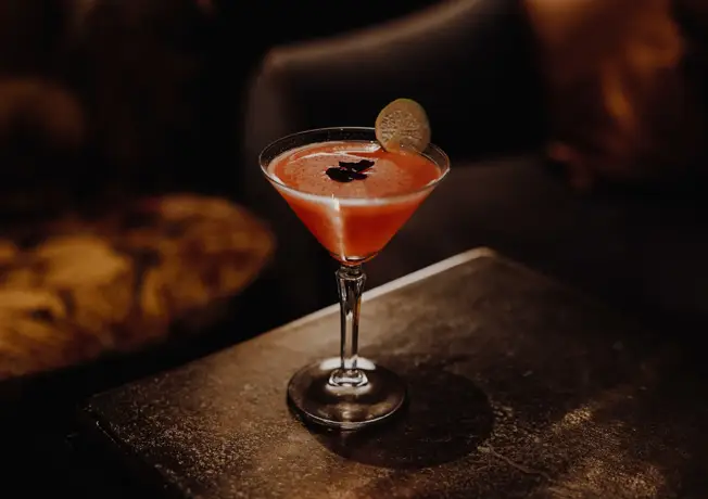 Sfeervolle en stijlvolle ambiance van de Petrus Bar Lounge in Van der Valk Nivelles-Sud, ideaal voor een cocktail of afterwork.