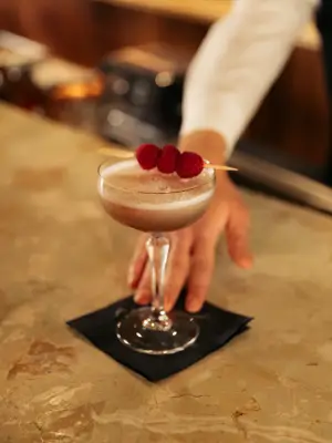 Cocktail met 3 frambozen in Bobbies Bar 