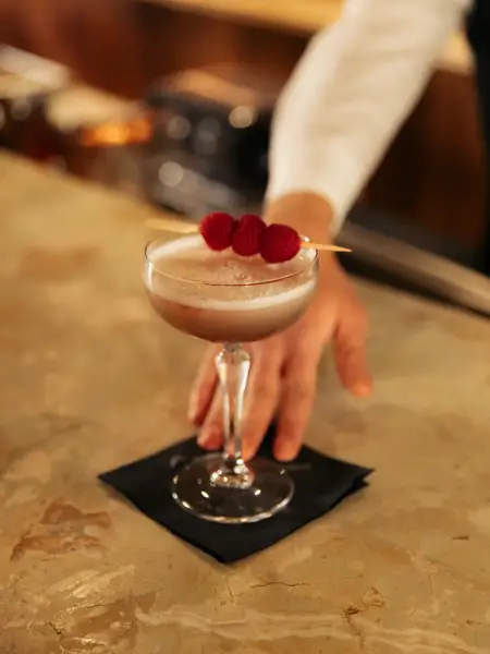 Cocktail mit 3 Himbeeren in Bobbies Bar 