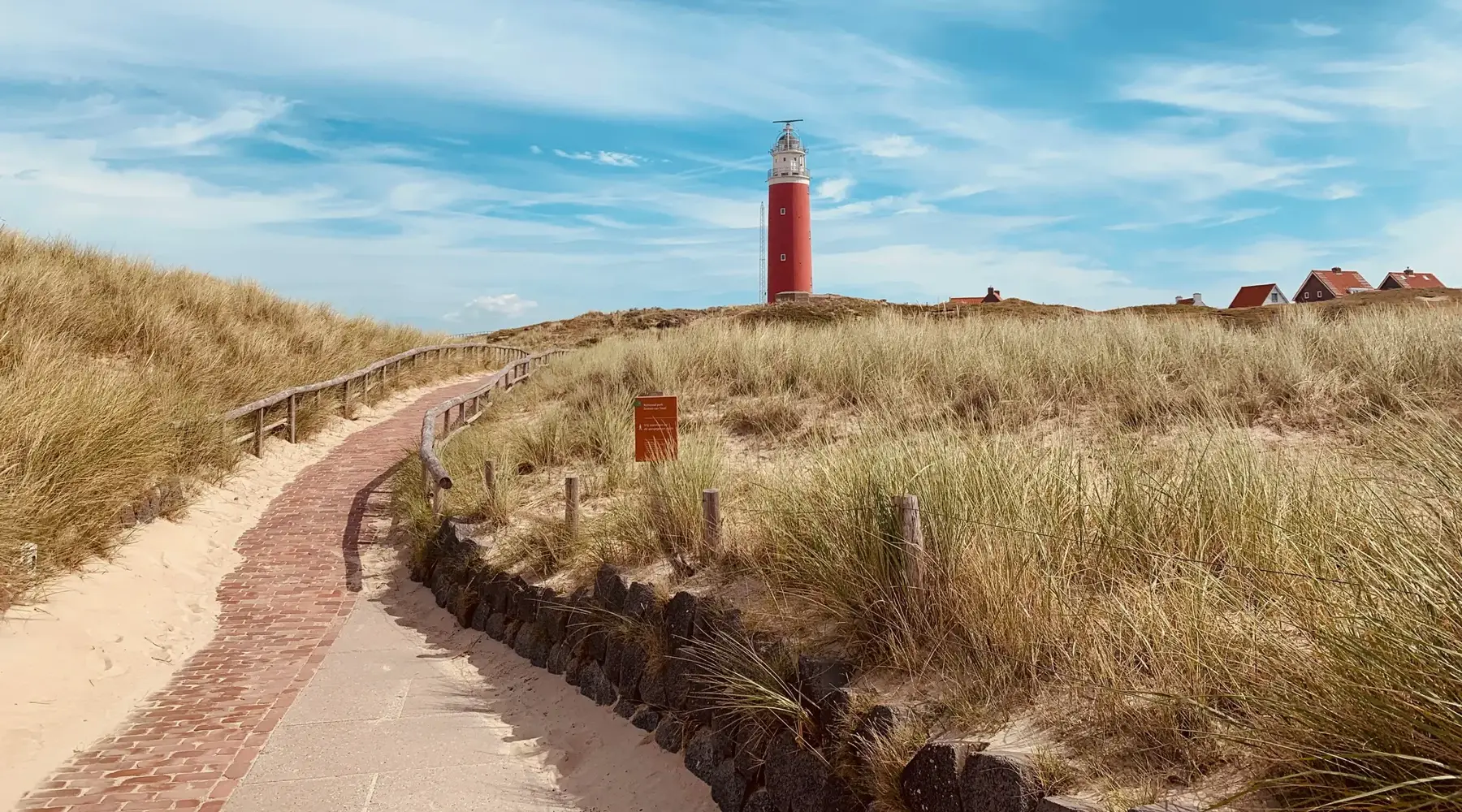Die Dünen und ein Weg zum Leuchtturm von Texel