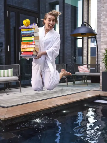 Lienke de Jong jumping into a swimming pool