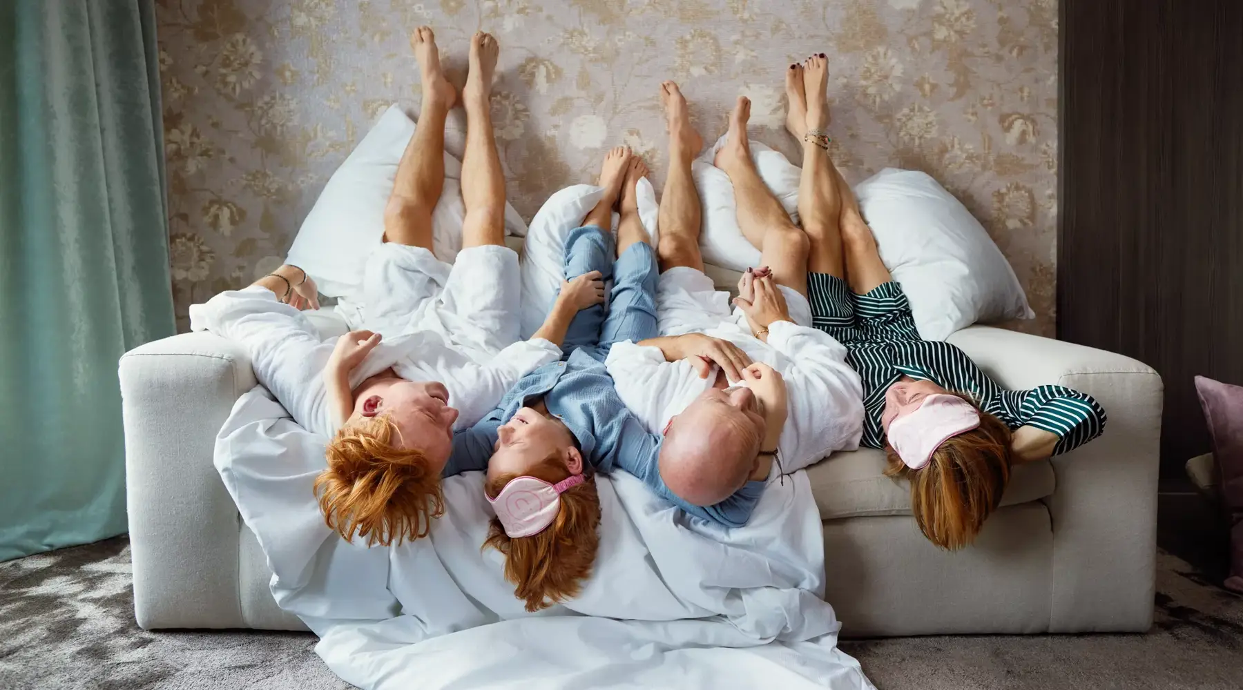 Gezin op de bank in de pyjama