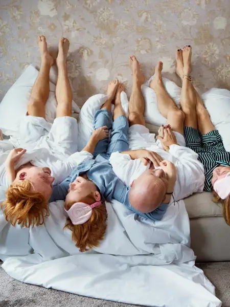 Familie in einem Hotelzimmer