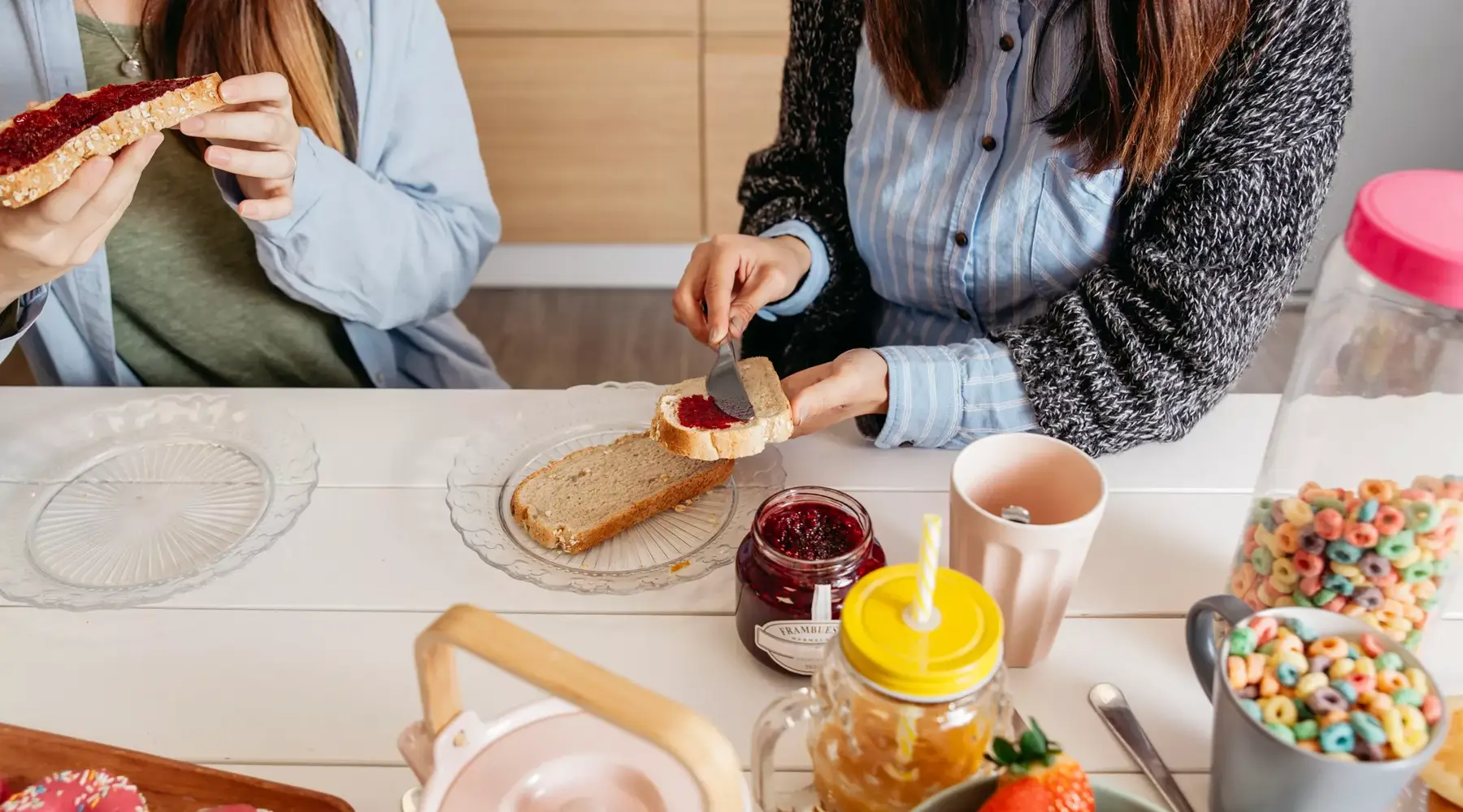Gasten proosten tijdens een feestelijk diner bij Van der Valk Hotel Texel – De Koog.