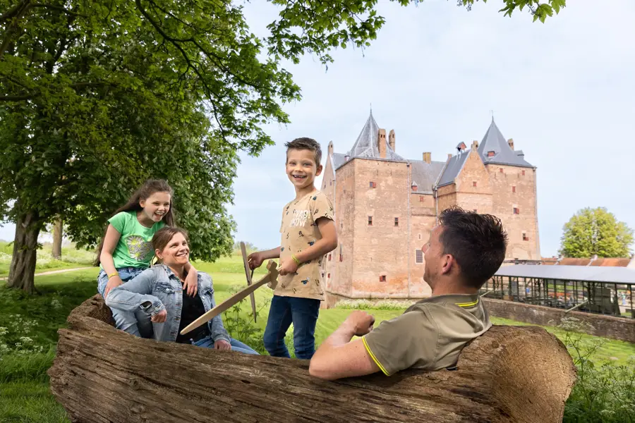 Kinderen spelen bij Slot Loevestein
