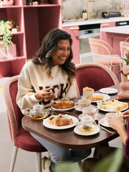 2 Freundinnen am Tisch