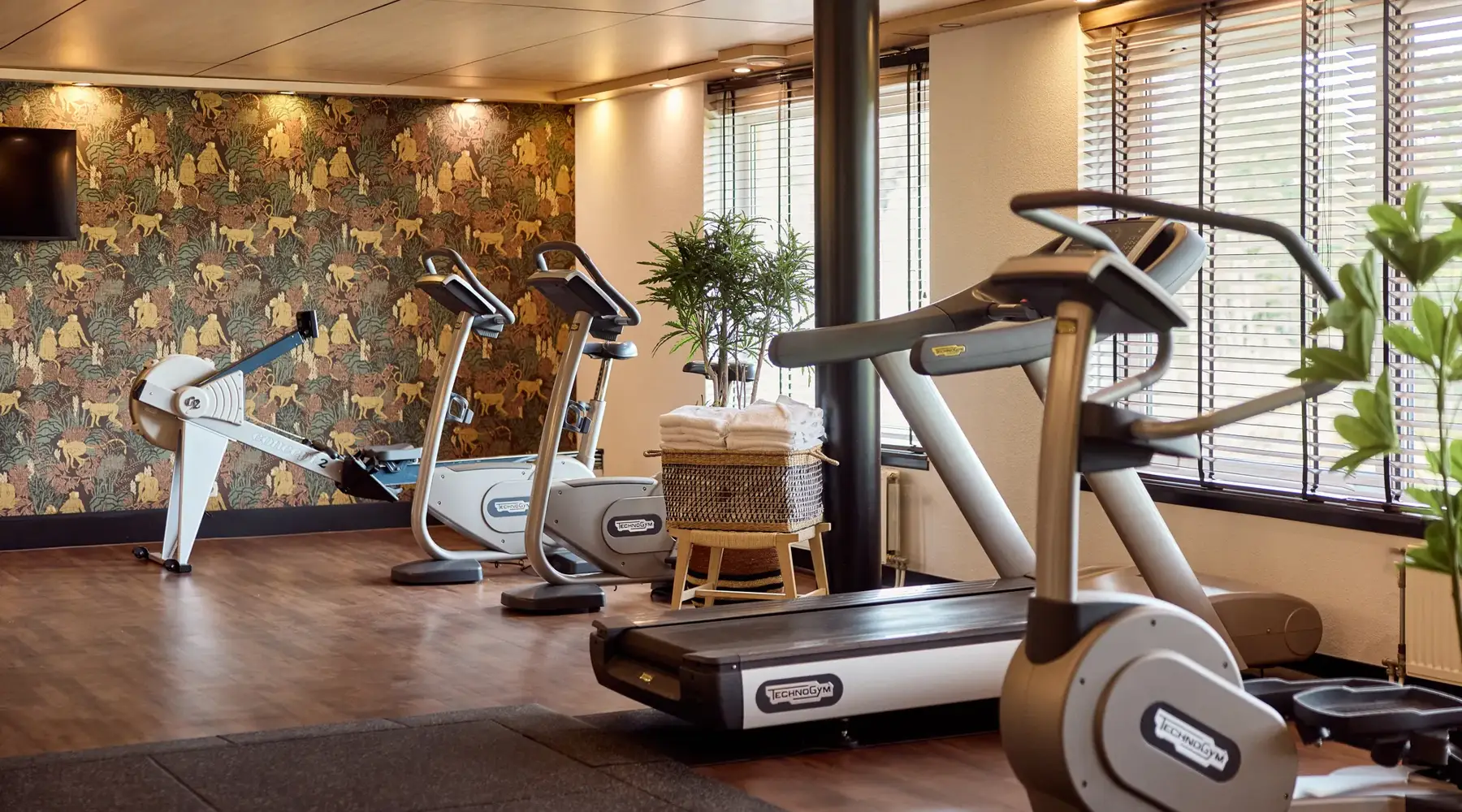Fitnessraum mit Geräten