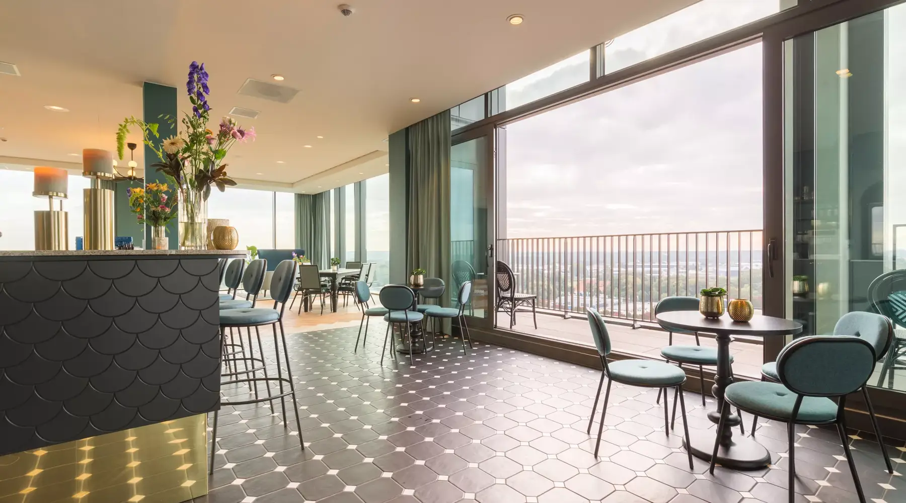 Level77 Bar