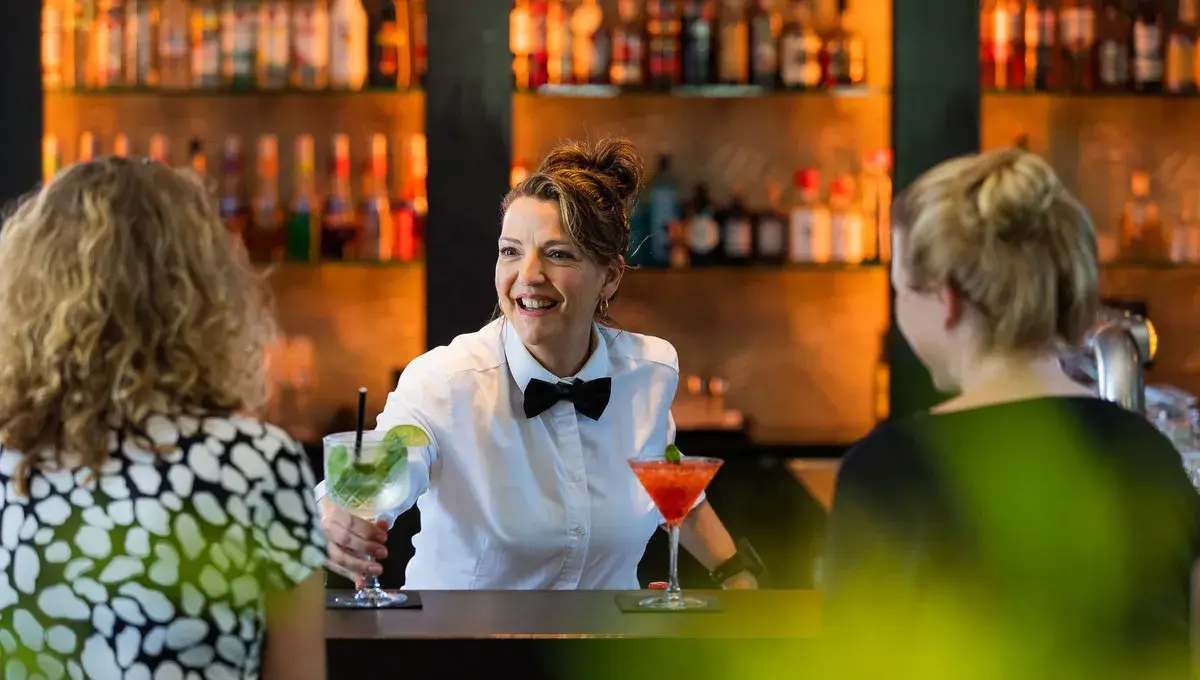 La barmaid sert des boissons
