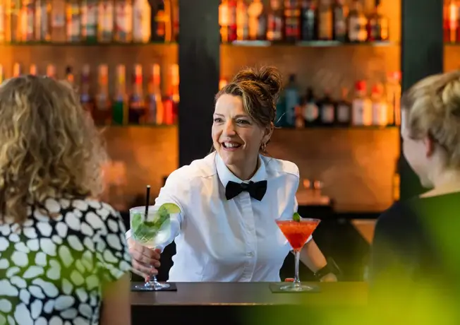 Bardame, die Getränke serviert.