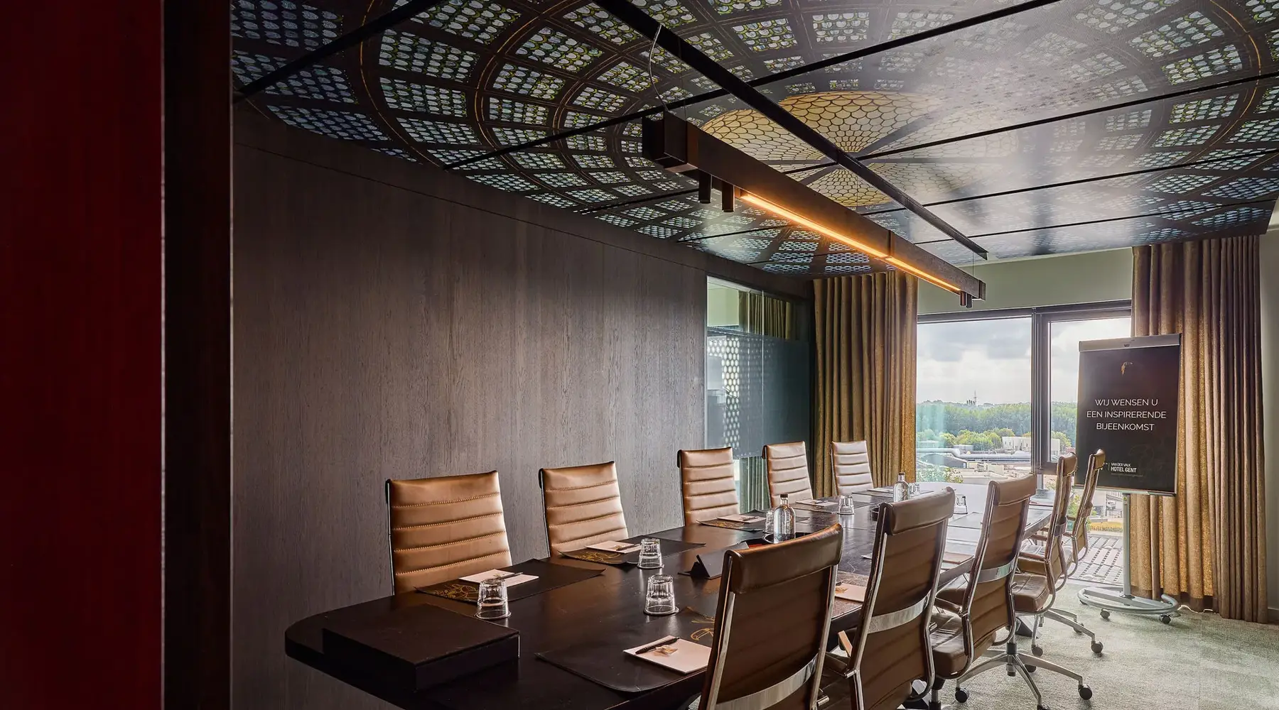 Salle de réunion Milan Boardroom pour des réunions jusqu'à 12 personnes à l'Hôtel Gent