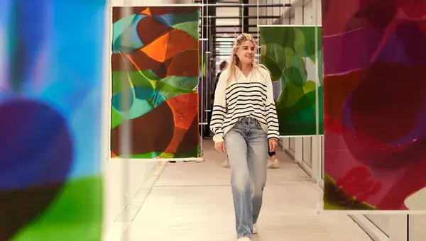 Meisje wat door een kunsthal loopt