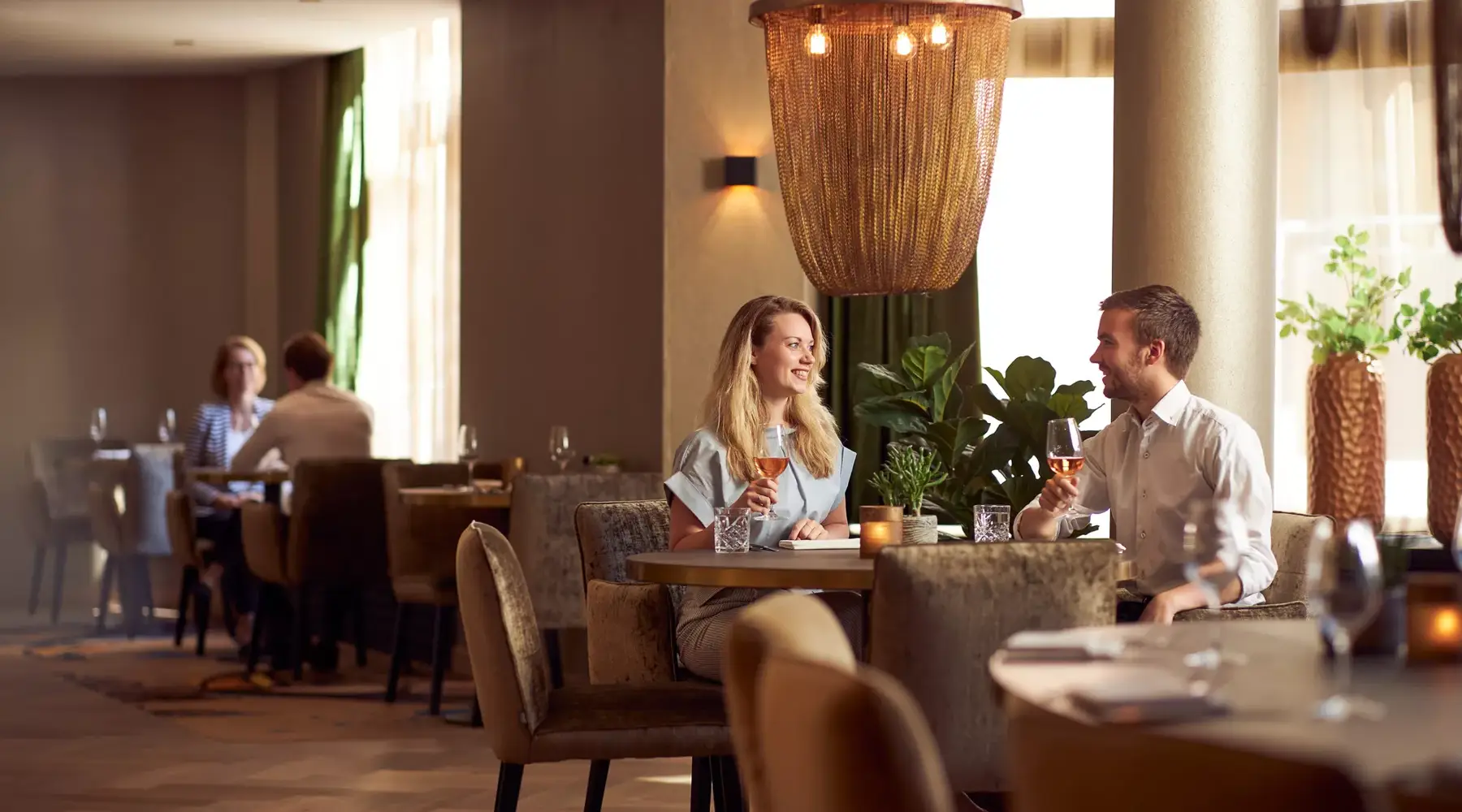 mensen aan dinertafel