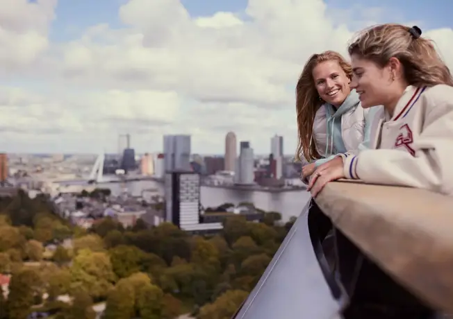 Twee meiden op een toren in Rotterdam