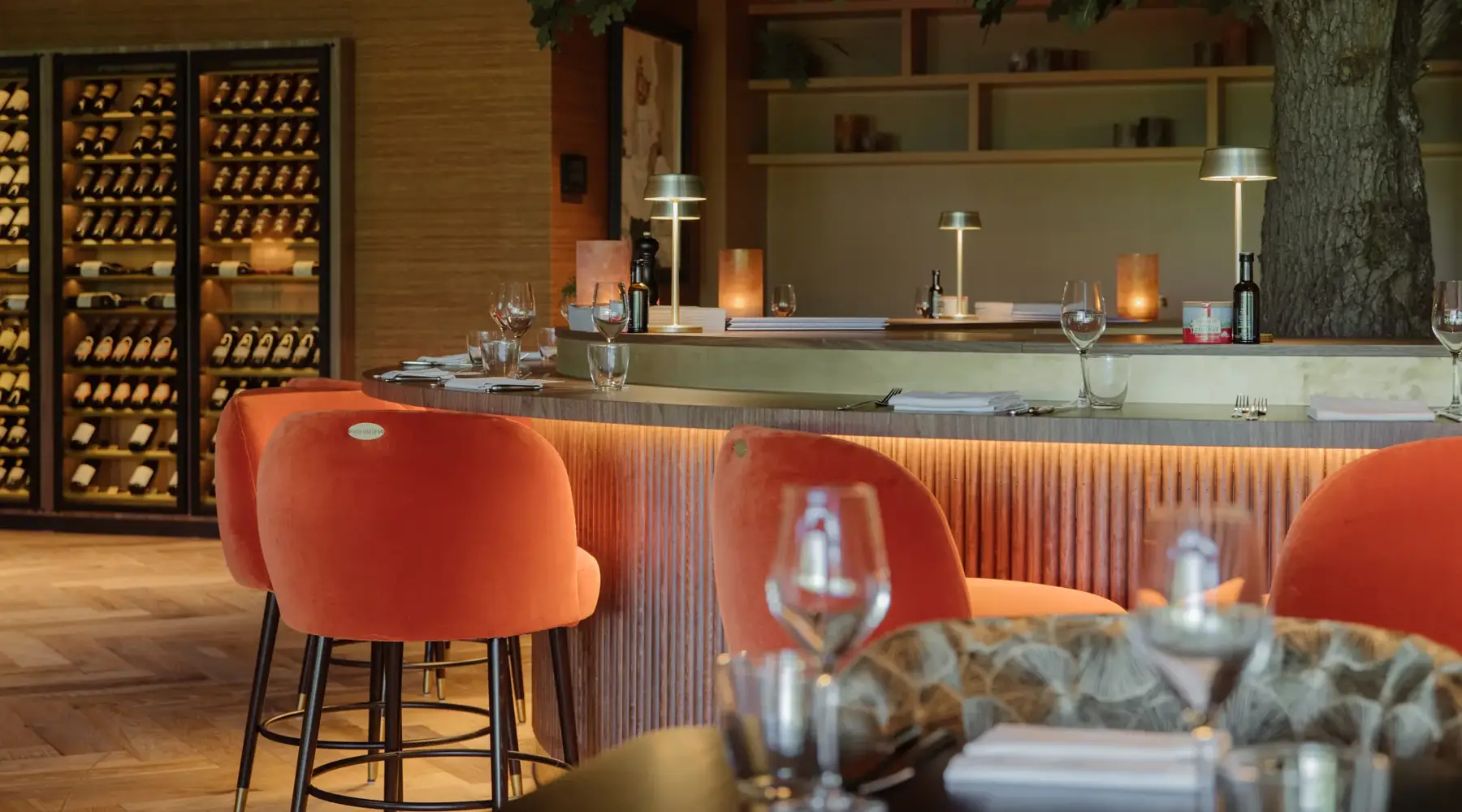 Restaurant met gedekte bar