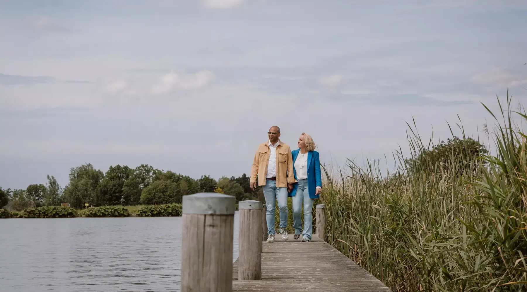 Mensen lopen door de natuur