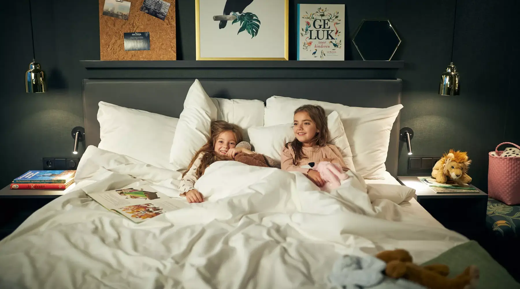 Kinderen in bed Van der Valk Hotel Amsterdam - Amstel