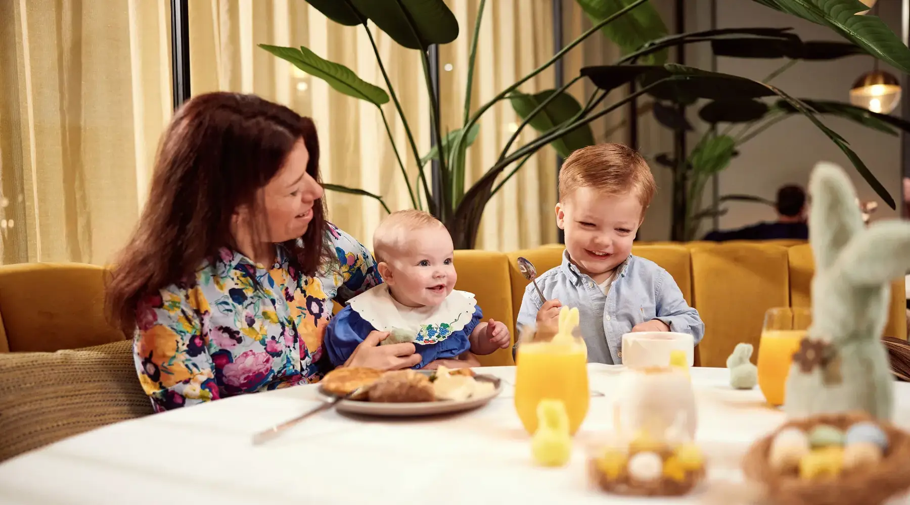 Moeder met haar kinderen in een restaurant tijdens het paasontbijt