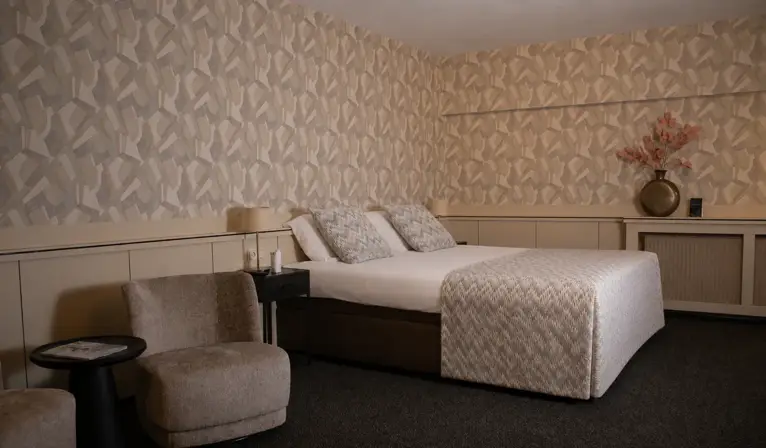 Geräumiges Familienzimmer mit Doppelbett und komfortabler Sitzecke im Van der Valk Hotel Leusden-Amersfoort